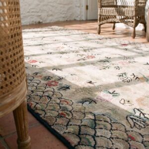 Ivory Antique Artistic American Folk Art Hooked Cotton Rug (SKU 17237) - in-room detail
