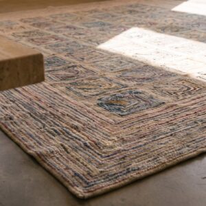Ivory Room Size American Hooked 1890s Wool Antique Rug (SKU 20139) - in-room detail
