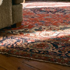 Antique Persian Serapi Carpet 12'6"×18'9" Red & Navy Geometric, Circa 1890 (SKU 18999) - in-room detail