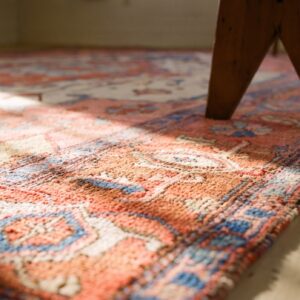 Antique Persian Serapi Carpet 9'10"×11'10" Ivory & Red Rust, Medallion Design, Circa 1880 (SKU 19716) - in-room detail