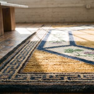 Small Square Scatter Size American Hooked Wool 1930s Antique Rug (SKU 19926) - in-room detail