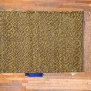 Contemporary American hooked rug, design 16801C