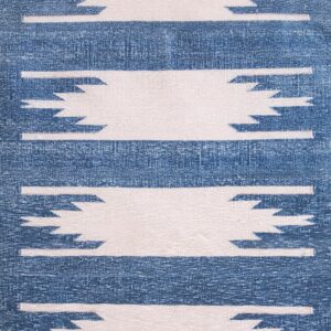 Contemporary American hooked rug, design D8105