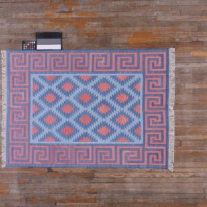 Contemporary American hooked rug, design D8117