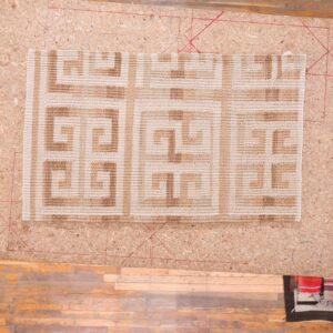 Contemporary American hooked rug, design F7114