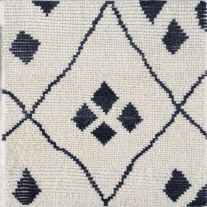 Contemporary American hooked rug, design M5001B
