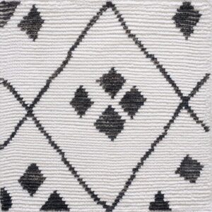 Contemporary American hooked rug, design M5001B2