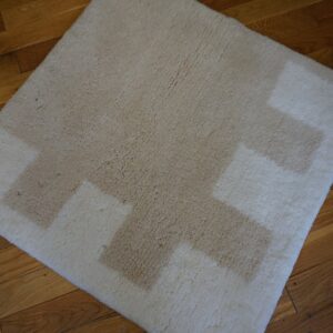 Contemporary American hooked rug, design M5005C2