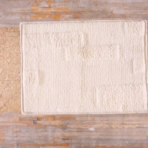 Contemporary American hooked rug, design M5016