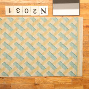 Contemporary American hooked rug, design N2031
