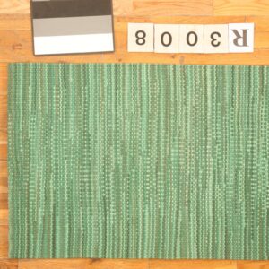 Contemporary American hooked rug, design R3008