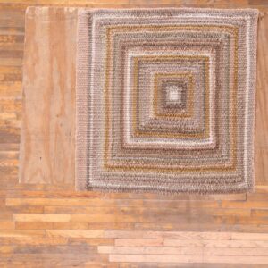 Contemporary American hooked rug, design R3029A