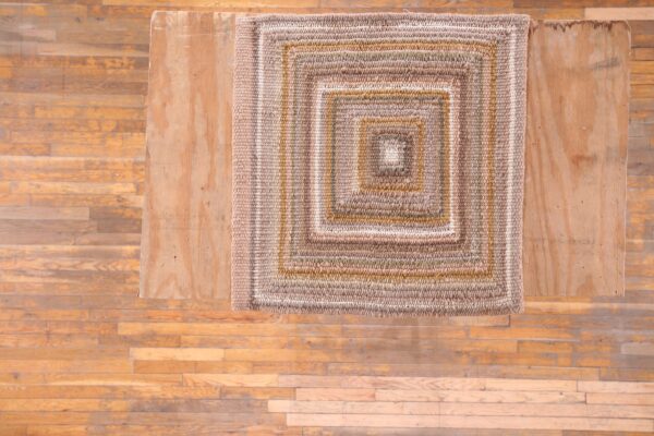 Contemporary american rag rug, design r3029a 1 Contemporary american hooked rug, design r3029a