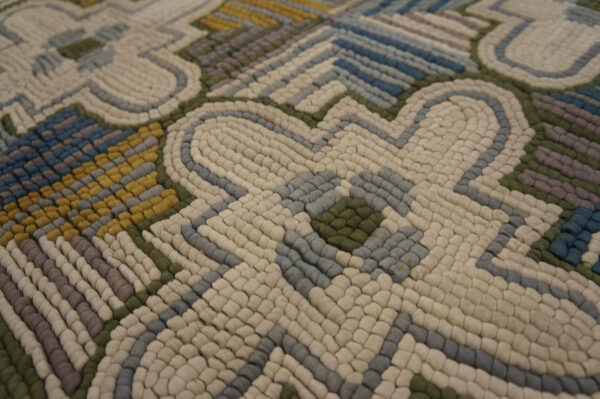 Contemporary hand-hooked rug, design i1041g 4 Contemporary hand-hooked rug, design i1041g