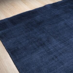 Corner of a navy blue wool and viscose rug (SKU OCU90NV8X10)