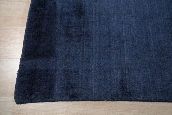 Loom urban navy handmade wool & viscose rug - 8 x 10 size rugs 3 Edge of a navy blue handmade rug showing the fine loom lines (sku ocu90nv8x10)