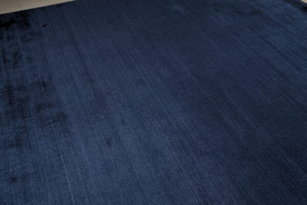Loom urban navy handmade wool & viscose rug - 8 x 10 size rugs 6 Navy blue solid rug surface showing the sheen of the viscose (sku ocu90nv8x10)