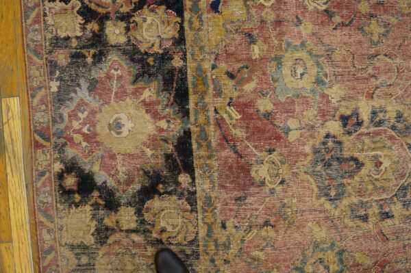 Mid-17th century persian safavid isfahan carpet, close view of the border palmettes, stock number 20133